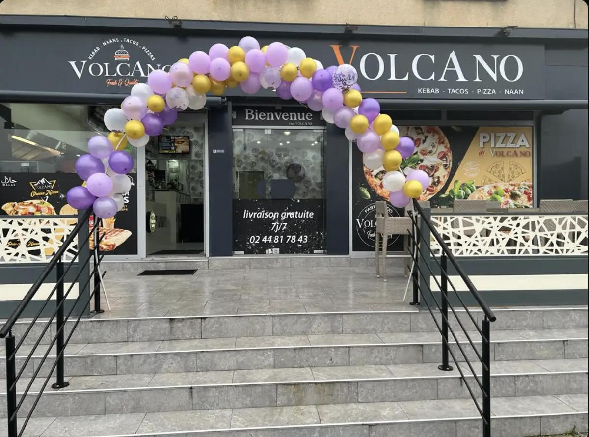 La devanture de Volcano au 307 bis avenue Félix Geneslay, enseigne grise, escalier d'accès, arche de ballons